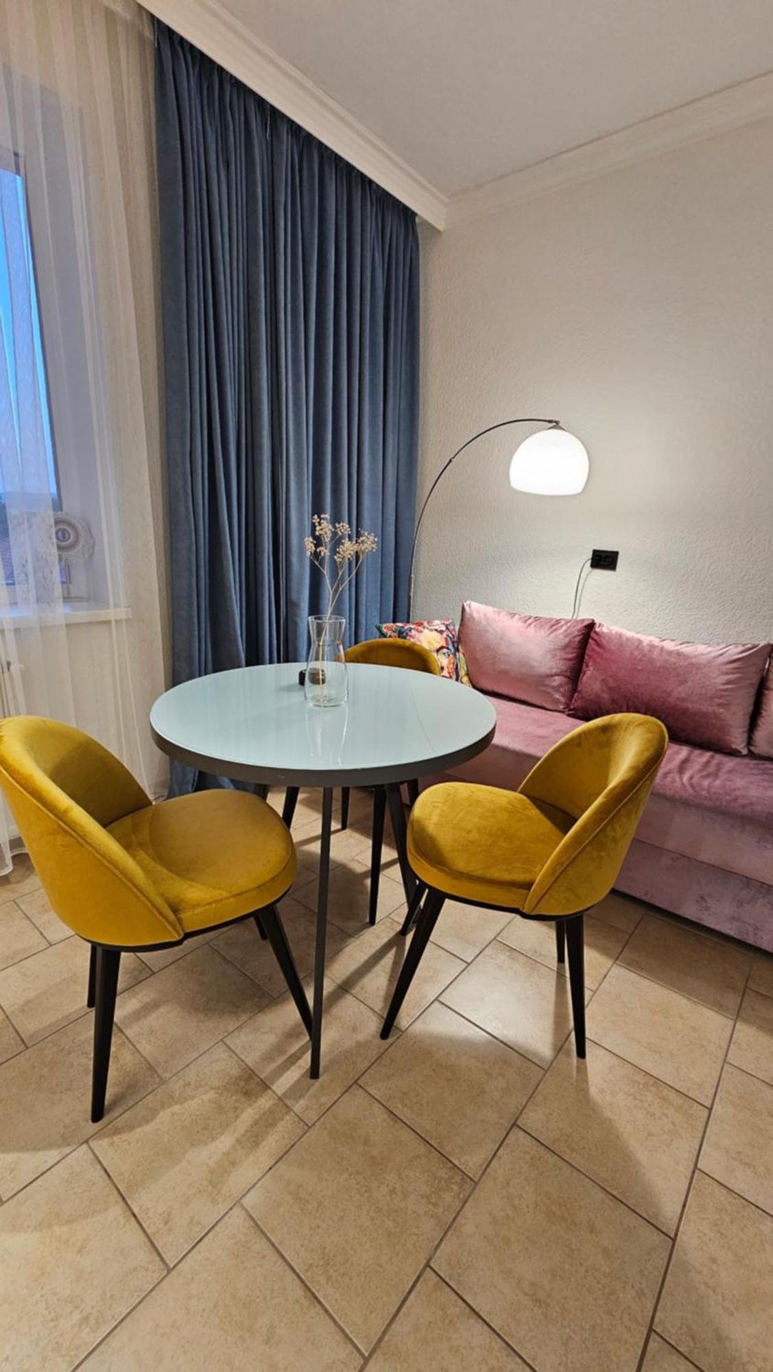 Green Apartment Mukacheve Bagian luar foto