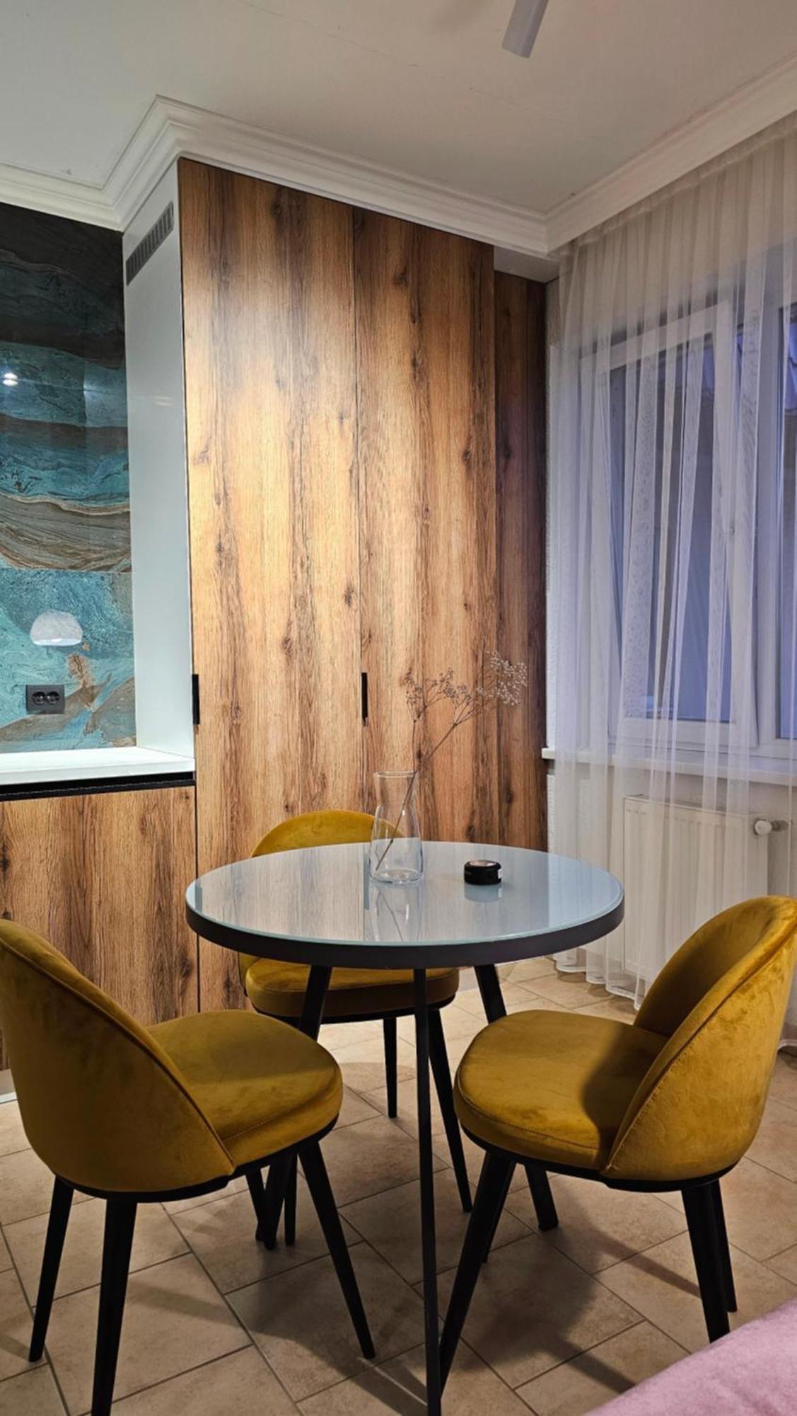Green Apartment Mukacheve Bagian luar foto