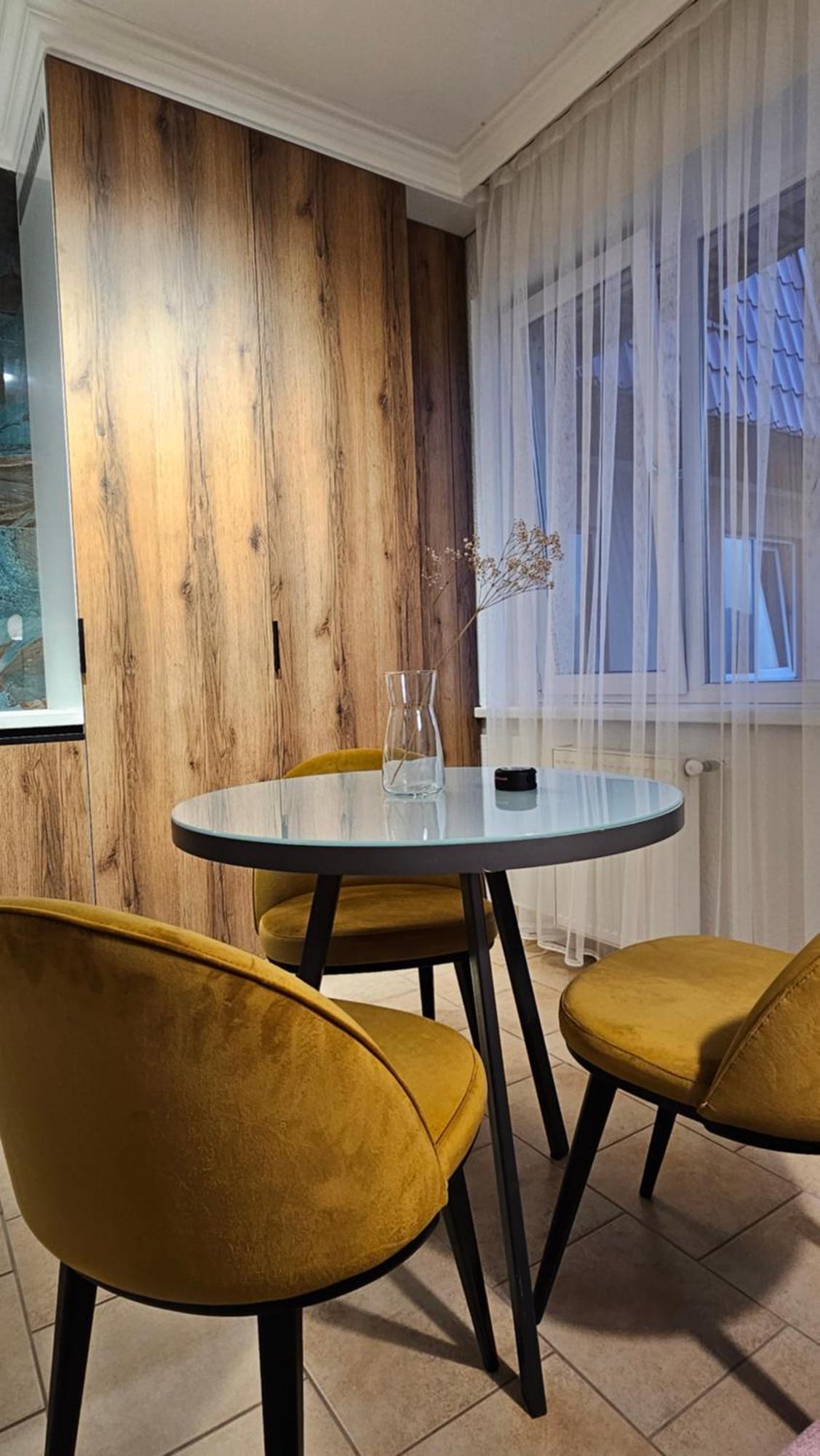 Green Apartment Mukacheve Bagian luar foto
