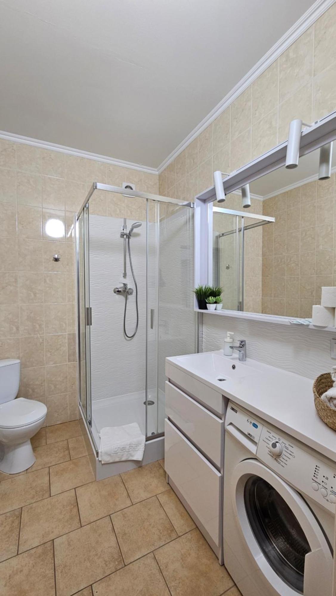 Green Apartment Mukacheve Bagian luar foto