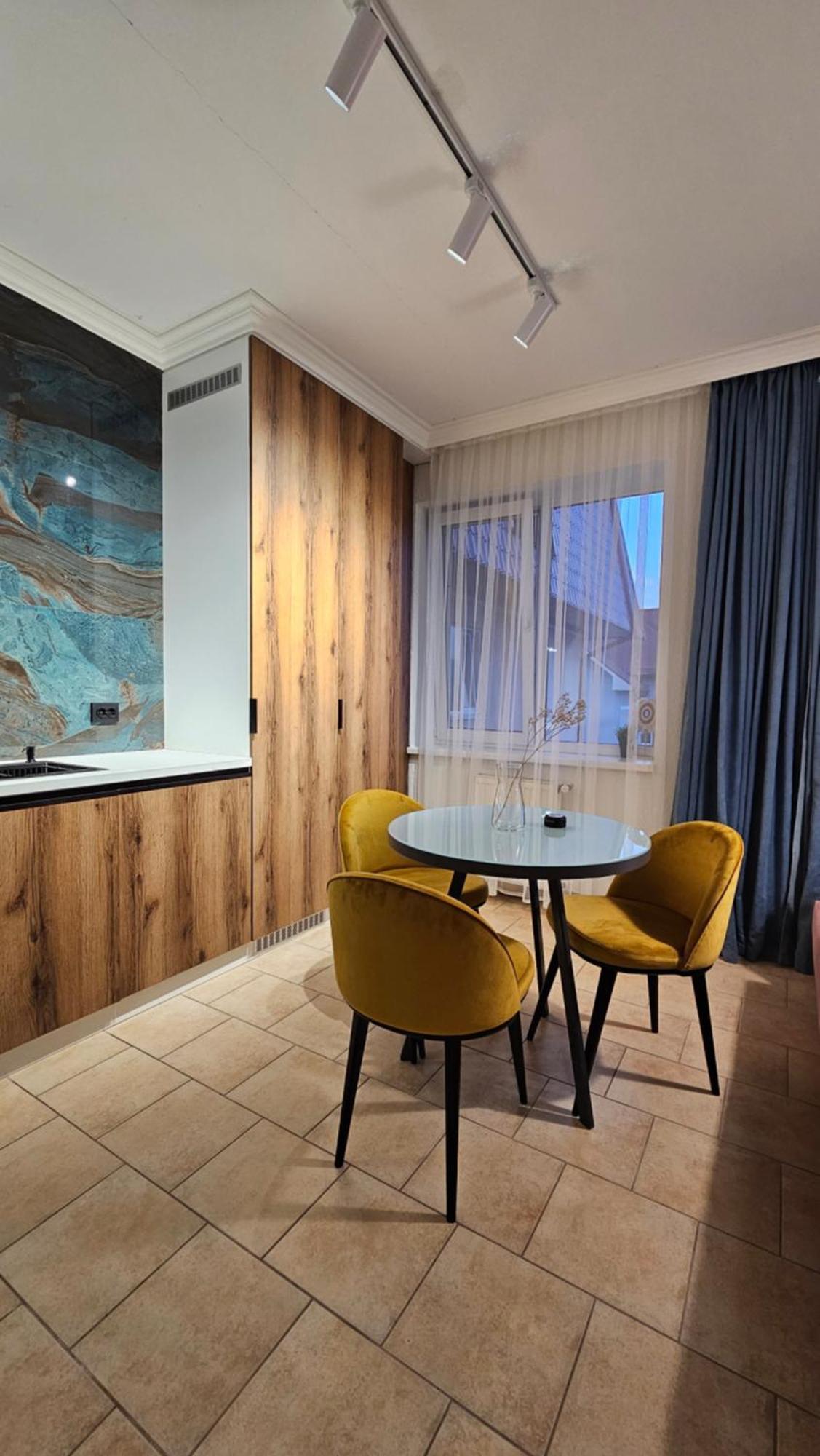 Green Apartment Mukacheve Bagian luar foto