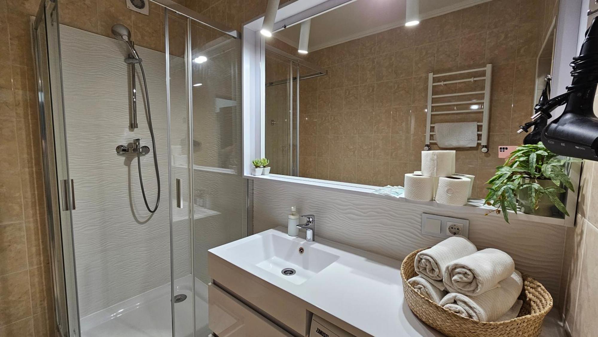 Green Apartment Mukacheve Bagian luar foto